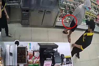 Thanh niên cầm dao uy hiếp nhân viên cửa hàng tiện lợi để cướp tiền