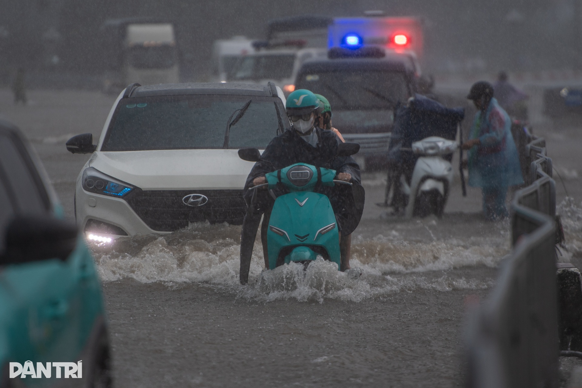 Hàng loạt xe sang bơi trong biển nước ngập ở Hà Nội - 1 Hàng loạt xe sang bơi trong biển nước ngập ở Hà Nội - 1