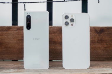 Sony Xperia 1 II đọ dáng iPhone 12 Pro Max: 30 triệu chọn smartphone nào?