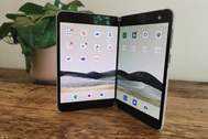 Chùm ảnh thực tế chiếc smartphone 2 màn hình Surface Duo của Microsoft