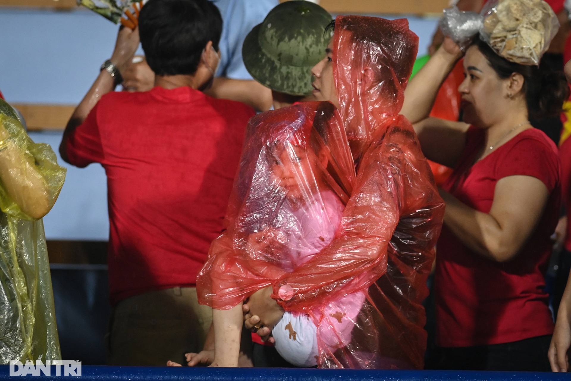 Bất chấp mưa lớn, CĐV phủ kín sân Việt Trì tiếp lửa cho U23 Việt Nam - 14 Bất chấp mưa lớn, CĐV phủ kín sân Việt Trì tiếp lửa cho U23 Việt Nam - 14