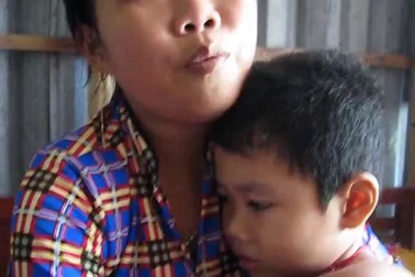 Chị Thùy chia sẻ hoàn cảnh bệnh tật.