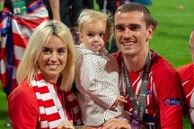 Ngôi sao tuyển Pháp yêu vợ từ cái nhìn đầu tiên, 3 con cùng ngày sinh nhật