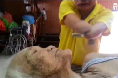 Clip người đàn ông tật nguyền đút cho mẹ già ăn khiến nhiều người cảm động rơi nước mắt