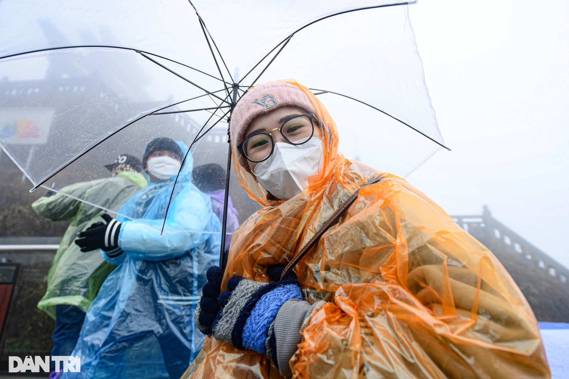 Du khách vẫn đổ lên đỉnh Fansipan dù mưa rét 0 độ C và không có băng tuyết - 6 Du khách vẫn đổ lên đỉnh Fansipan dù mưa rét 0 độ C và không có băng tuyết - 6