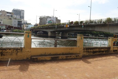 Người phụ nữ ở TPHCM nhảy cầu được cứu, ít giờ sau tử vong dưới sông