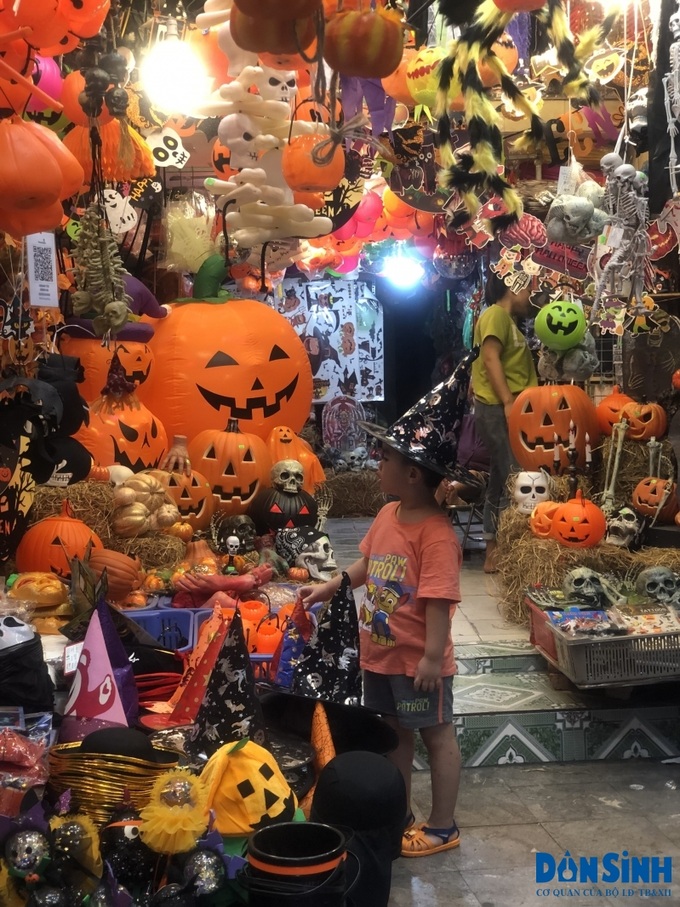 Một bé nhỏ thích thú trước những trái bí ngô ngộ nghĩnh.