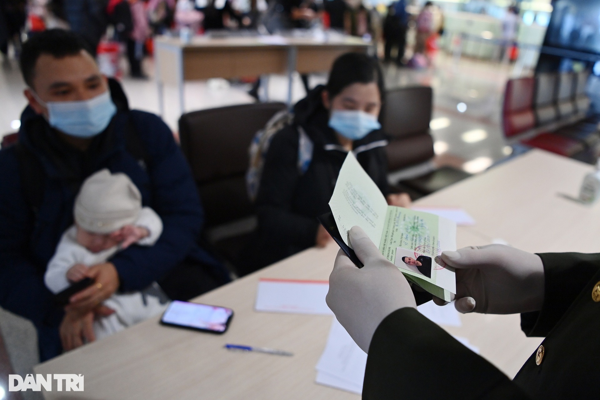 Gương mặt trẻ thơ, cái ôm tràn nước mắt trong chuyến bay giải cứu đầu tiên - 7 Gương mặt trẻ thơ, cái ôm tràn nước mắt trong chuyến bay giải cứu đầu tiên - 7