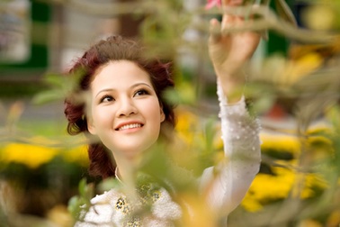 Hoa hậu Trần Thị Quỳnh đẹp rực rỡ với áo dài, hoa xuân