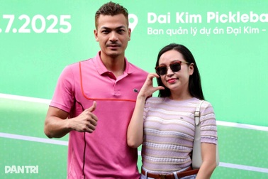 Vũ Tuấn Việt được bà xã cổ vũ, thi đấu hết mình giải pickleball Dân trí