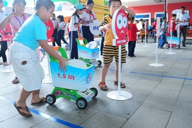 7 mẹo hay để trẻ uống nhiều nước hơn