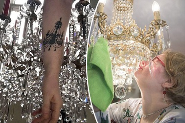 Đính hôn với đèn chùm 91 tuổi, người phụ nữ xăm tình yêu lên cổ tay