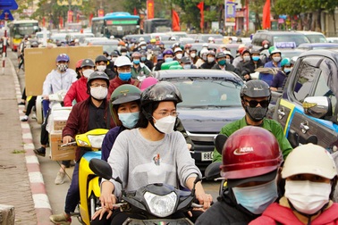 Hàng vạn người rời Hà Nội về quê trong ngày làm việc cuối cùng năm Tân Sửu