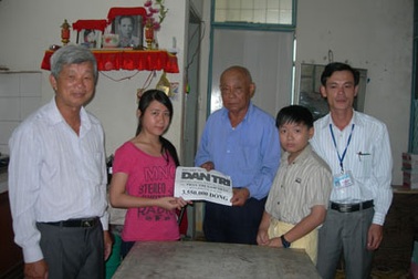 Quà nhân ái đến với ba chị em mồ côi cả cha lẫn mẹ