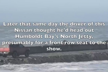 Mắc kẹt trên biển vì liều lĩnh lái xe lúc triều lên