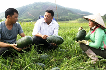 Học và làm theo Bác: Dựa vào dân, vì nhân dân