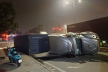 Trắng đêm xử lý vụ lật xe đầu kéo container chở hàng đi cảng Cát Lái