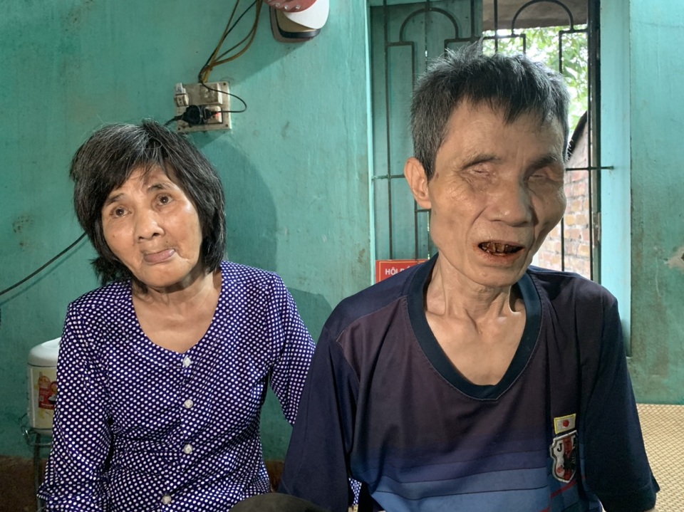 Bạn đọc giúp đỡ người đàn ông mù nuôi em gái tâm thần gần 355 triệu đồng - 2 Bạn đọc giúp đỡ người đàn ông mù nuôi em gái tâm thần gần 355 triệu đồng - 2
