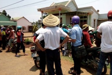 Vợ trẻ gục chết dưới lưỡi dao của người chồng nát rượu