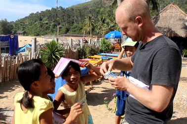 Hai chàng Tây dạy tiếng Anh miễn phí cho trẻ em làng chài