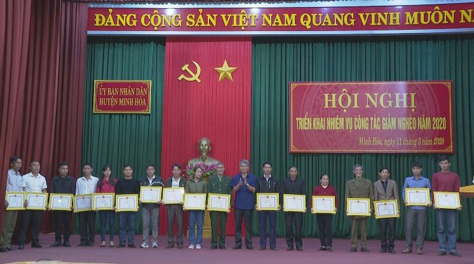 Viết đơn xin thoát nghèo, 25 hộ dân miền núi được tặng giấy khen - 1 Viết đơn xin thoát nghèo, 25 hộ dân miền núi được tặng giấy khen - 1