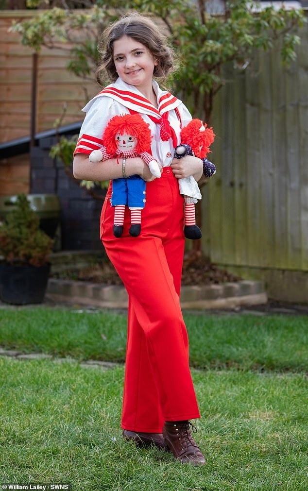 View - Cô bé ăn vận "như bà già" đi học, bất chấp việc bị bạn bè trêu chọc | Báo Dân trí