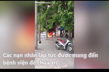 Khoảnh khắc trạm biến áp phát nổ như bom trên đường phố