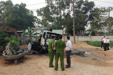 Xe cẩu chạm dây điện bốc cháy, tài xế chết thảm