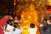 Đón giao thừa tại ngôi chùa lớn nhất