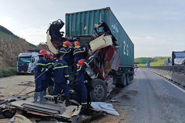 Tài xế xe đầu kéo tử vong, mắc kẹt trong cabin sau tai nạn trên cao tốc