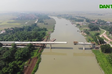 Toàn cảnh cây cầu vượt sông Cầu nối Hà Nội - Bắc Giang