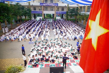 Hơn 800 học sinh dự triển lãm "Chủ tịch Hồ Chí Minh - Tiểu sử và sự nghiệp"