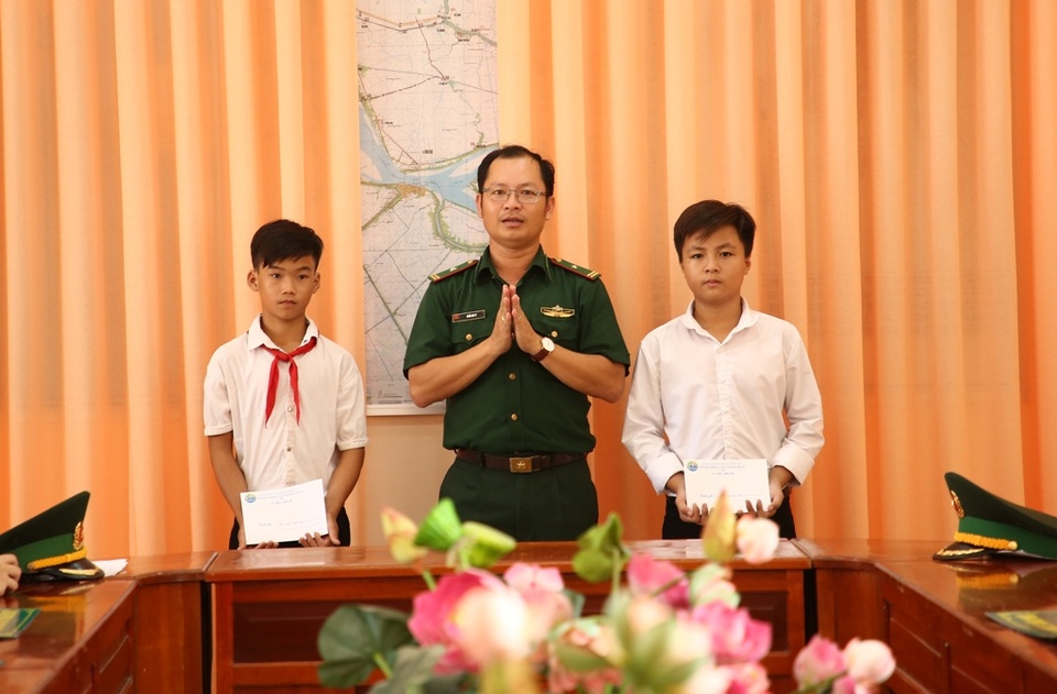 Bộ đội Biên phòng trao 42 suất học bổng cho học sinh nghèo biên giới - 2 Bộ đội Biên phòng trao 42 suất học bổng cho học sinh nghèo biên giới - 2