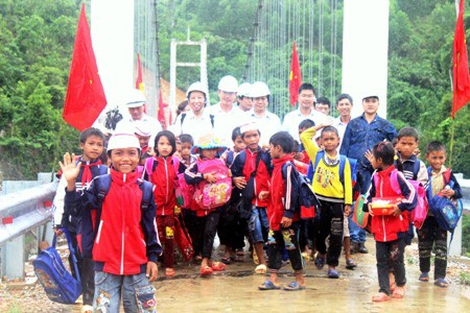 Cuộc sống bất ngờ của bản làng người Khùa bên cây Cầu Dân trí - 6 Cuộc sống bất ngờ của bản làng người Khùa bên cây Cầu Dân trí - 6