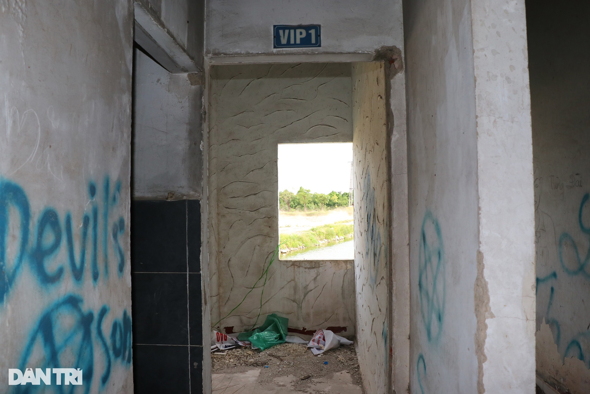 Hoang tàn nhà hàng nổi vang danh một thời ở thành Vinh - 9 Hoang tàn nhà hàng nổi vang danh một thời ở thành Vinh - 9
