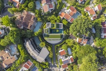 Ngôi nhà hình tròn lạ mắt giữa phố, ngập màu xanh như trong rừng cây