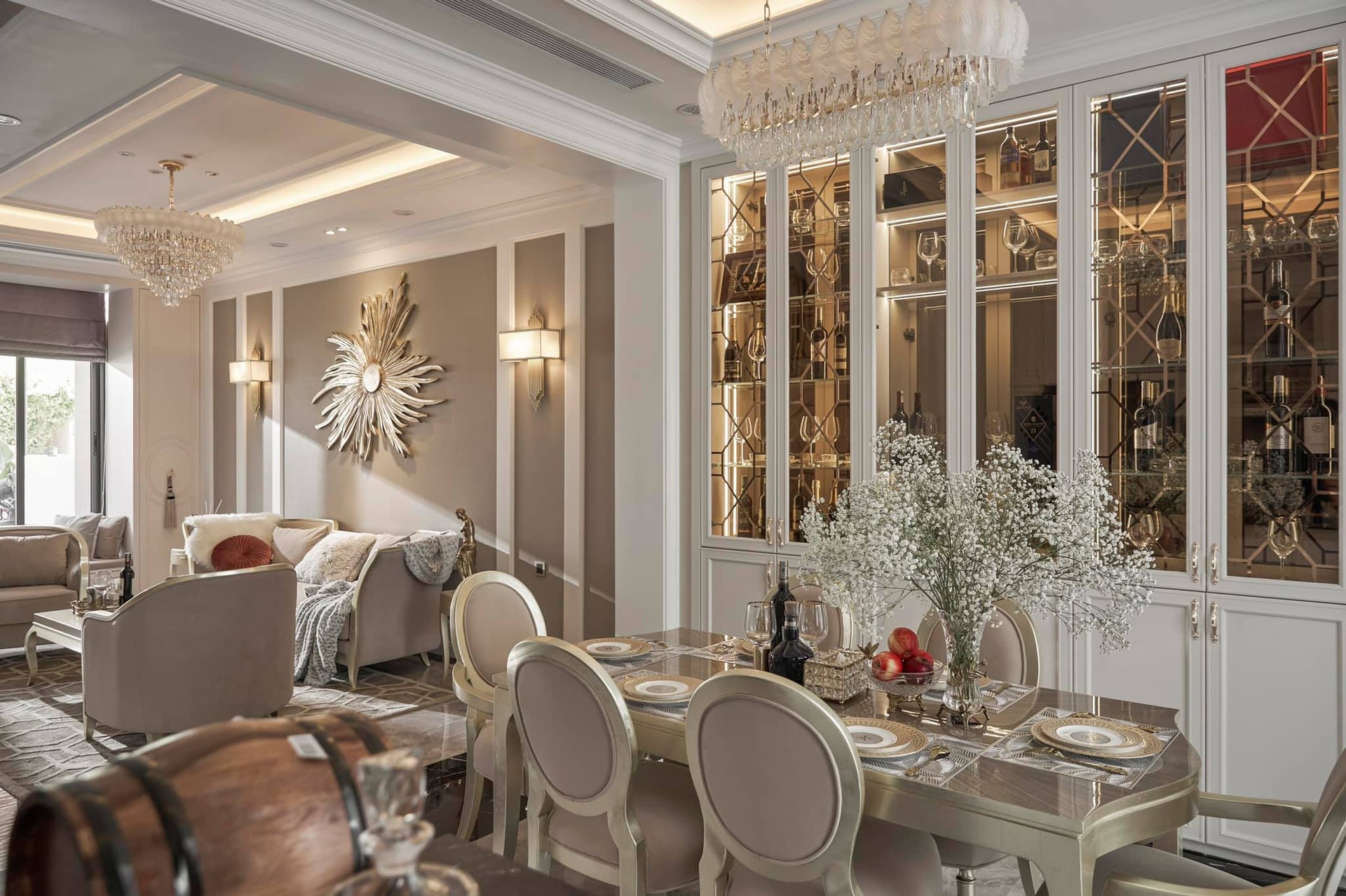 Căn biệt thự đẹp lung linh với nội thất màu Champagne, lạ mà cuốn hút - 2