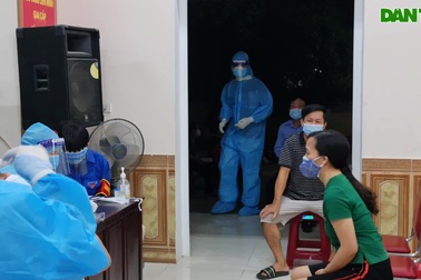 Ngành y tế Nghệ An lấy mẫu xét nghiệm PCR
