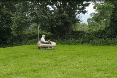 Cụ ông 71 tuổi tự chế xe hơi… từ máy cắt cỏ đã cũ