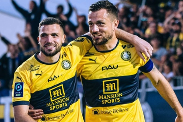 Pau FC trụ hạng thành công, vòng cuối Ligue 2 xảy ra sự cố