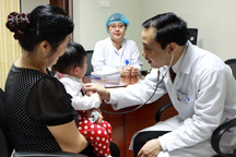 Con sốt trợn mắt, co giật, bố mẹ chân trần ôm trẻ chạy đến viện