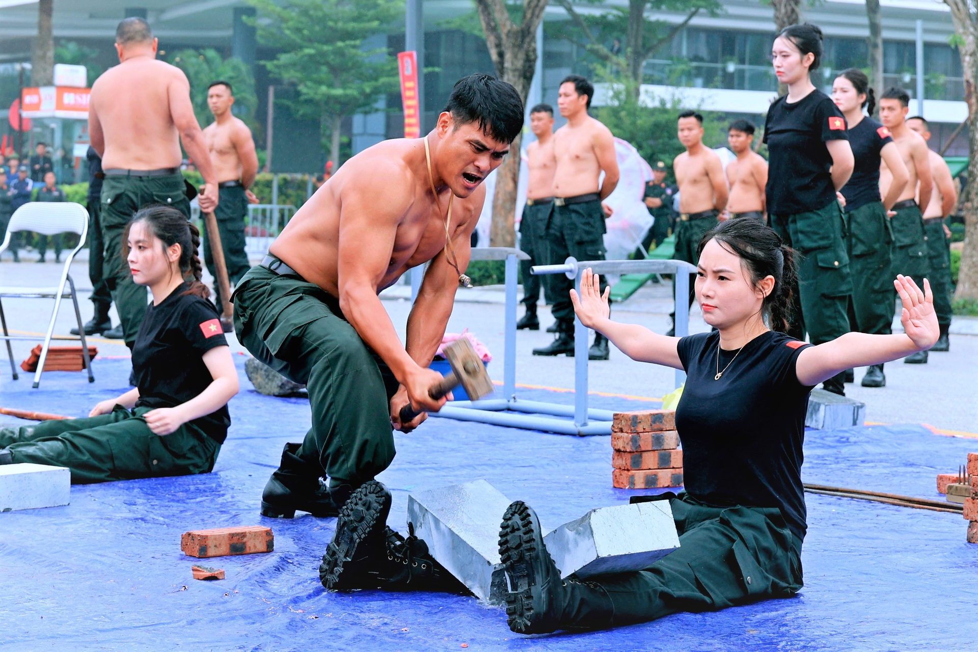 Nữ cảnh sát cơ động vận khí công phá đá, dao kề cổ kéo xe nặng hơn 1 tấn - 4