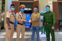 CSGT trả chiếc ví chứa hàng chục triệu đồng cho người đánh mất