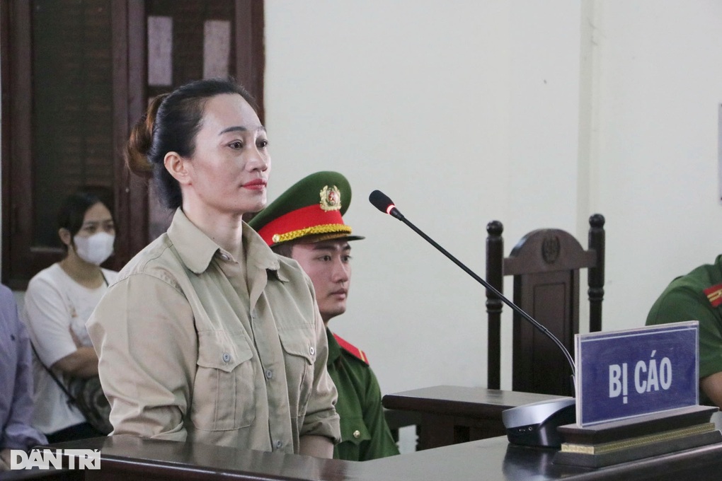 Cô đồng bổ cau Trương Thị Hương lĩnh 7 năm 3 tháng tù - 1 Cô đồng bổ cau Trương Thị Hương lĩnh 7 năm 3 tháng tù - 1