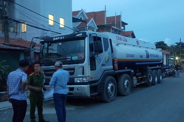 Cảnh sát đồng loạt “đột kích” 3 điểm rút trộm xăng dầu