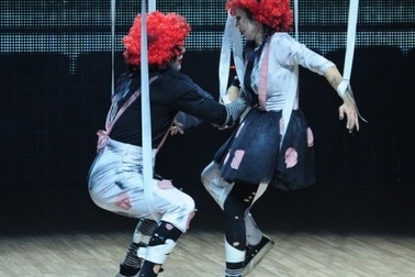 Ốc Thanh Vân cắt quần bạn nhảy làm đạo cụ