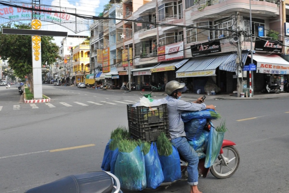 Ngày đầu TP Cần Thơ cách ly 2 quận: Tiểu thương nháo nhào xả hàng ở chợ - 6 Ngày đầu TP Cần Thơ cách ly 2 quận: Tiểu thương nháo nhào xả hàng ở chợ - 6