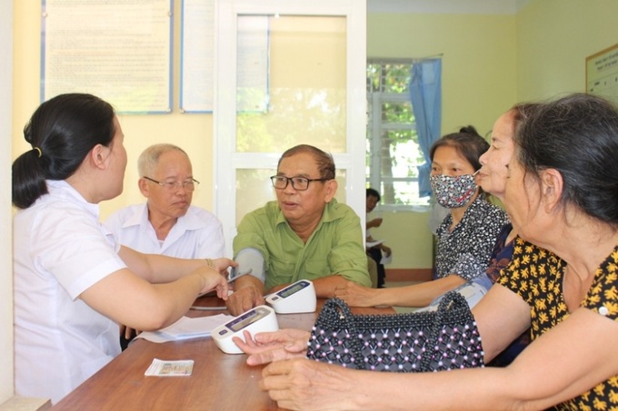 CLB báo chí Phú Thọ tại Hà Nội phối hợp các đơn vị y tế để khám, phát thuốc theo đơn miễn phí cho người dân.