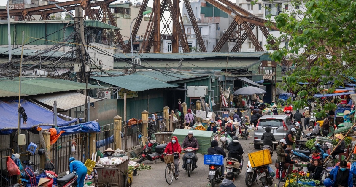 View - Hiện trạng chợ Long Biên xuống cấp, chờ ngày TP Hà Nội cải tạo | Báo Dân trí
