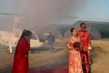 Thanh niên làng "chơi trội", bỏ 350 triệu thuê trực thăng đón dâu